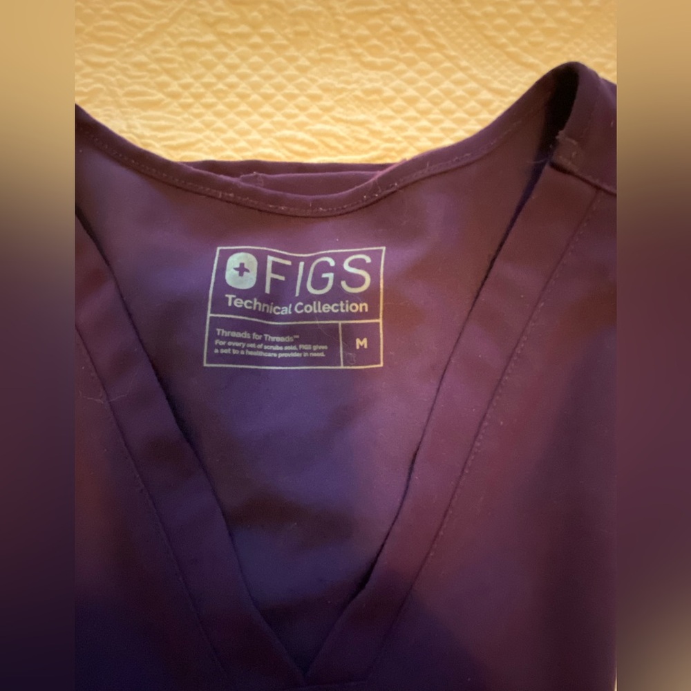 FIGs Women’s Casma Three Pocket Scrub Top, Great condition!